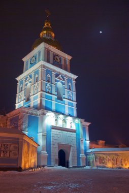 Saint Michael'ın Golden-Domed Katedrali Kiev Ukrayna gece görünümü