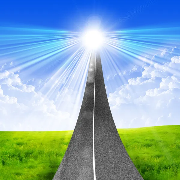 El camino se extiende en un cielo azul brillante — Foto de Stock