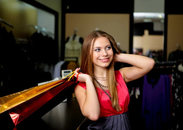 Молодая женщина в магазине, покупающая одежду — стоковое фото
