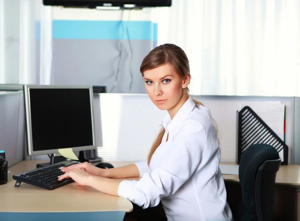 Молодая деловая женщина в офисе — стоковое фото