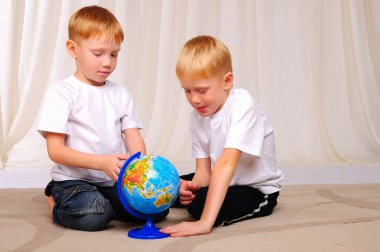 iki kırmızı ikiz kardeşi