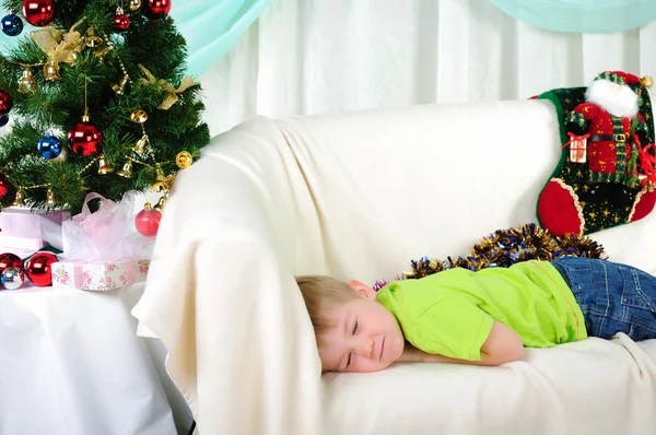 Küçük çocuk bir uyku Kanepeye düştü. — Stok fotoğraf