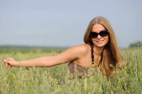 Donna con gli occhiali nel campo — Foto Stock
