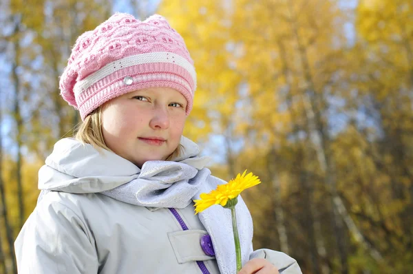 Menina com uma flor amarela — Fotografia de Stock