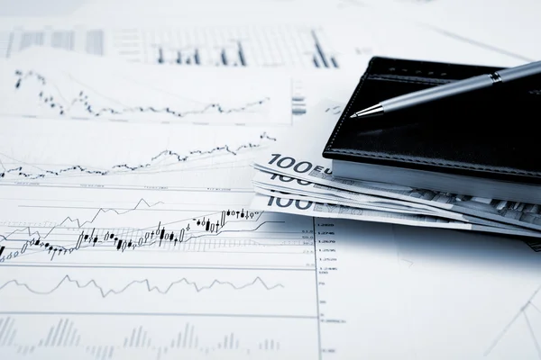 Finanční schémata a grafy — Stock fotografie
