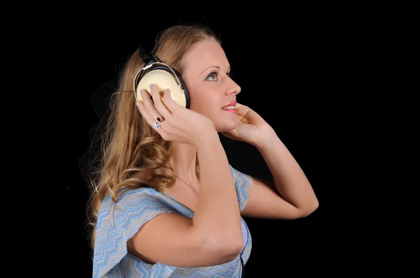 Junges Mädchen mit Kopfhörern — Stockfoto