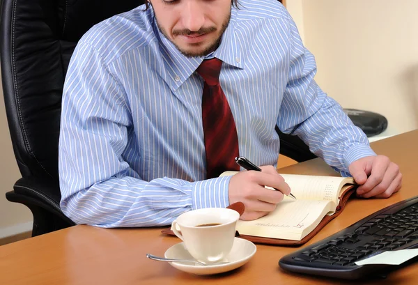 Jeune homme d'affaires travaillant dans un bureau — Photo