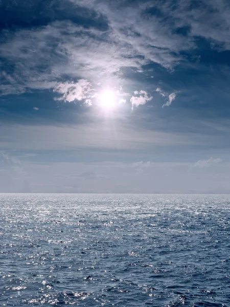 Seascape Dengan Matahari Dan Awan — Stok Foto