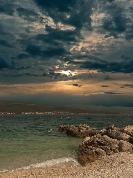 Zonsondergang boven de zee. — Stockfoto