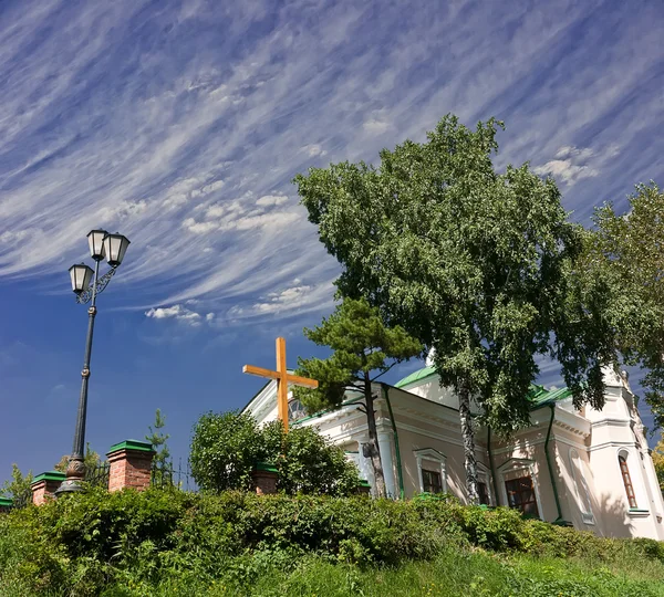 Iglesia Católica Contra Cielo Azul Las Hermosas Nubes — Foto de Stock