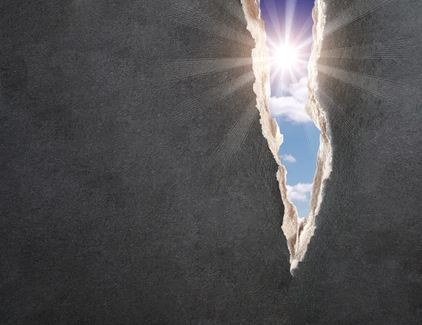 断片的なエッジを持つ穴で太陽と青空 — ストック写真