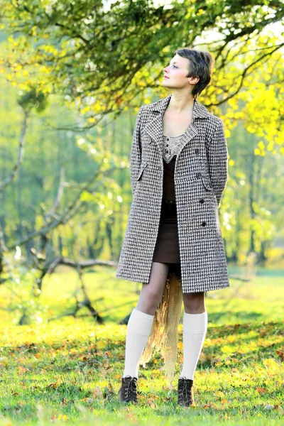 Mujer en el bosque de otoño — Foto de Stock