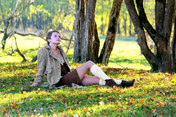 Žena v podzimním lese — Stock fotografie