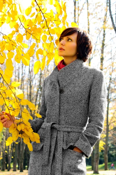 Žena Podzimním Lese Kabátě — Stock fotografie
