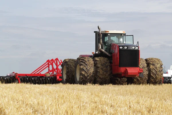 Traktor im Feld — Stockfoto