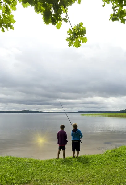 Zwei Jungen angeln die Sonne. — Stockfoto