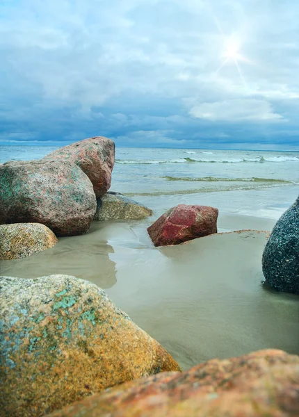 大きな石と海の上の太陽 — ストック写真