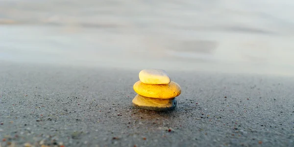 Камни на песке . — стоковое фото