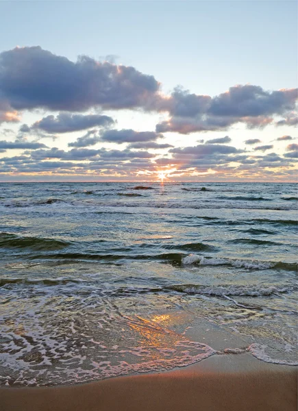 Sol sobre el mar . — Foto de Stock