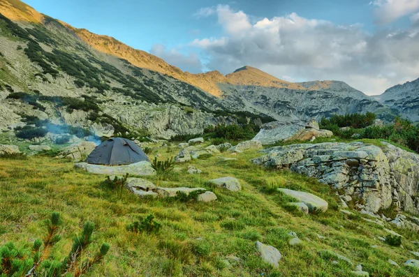 Berkemah di pegunungan Pirin, Yunani, HDR — Stok Foto