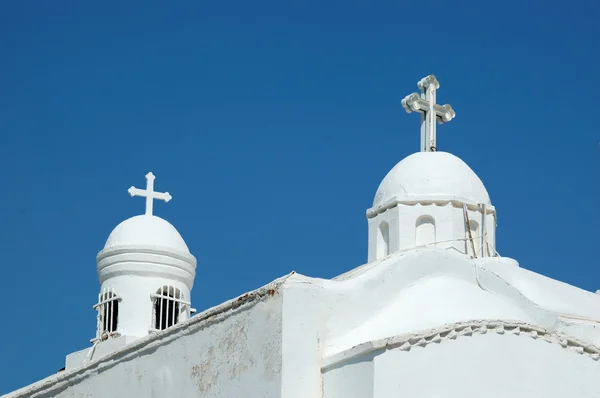 Weiße Kuppeln der traditionellen griechischen Kirche — Stockfoto