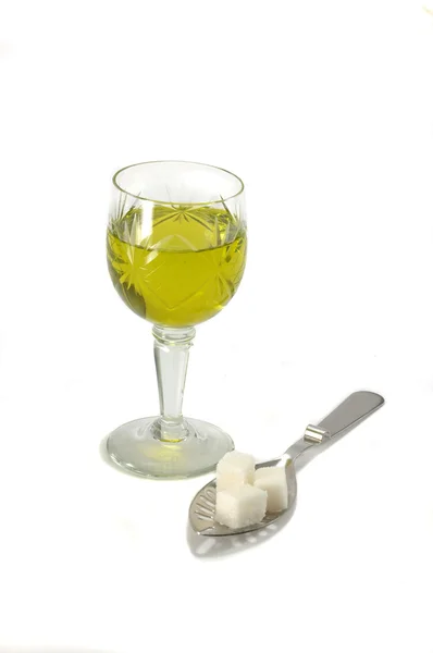 Weinglas mit Absinth und Löffel mit Zuckerstücken - Stillleben — Stockfoto
