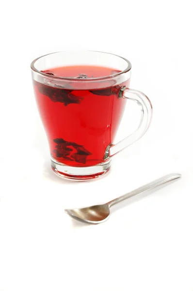Tasse avec thé floral rouge chaud carcade et cuillère à café — Photo