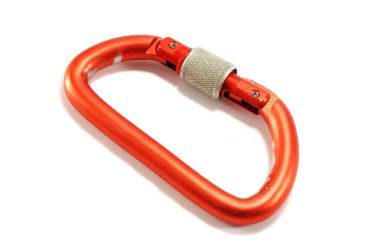 Beyaz adam izole eski kırmızı alüminyum alpinist carabiner