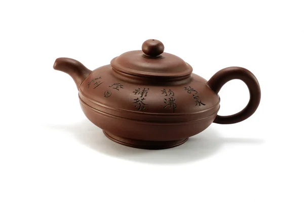 Beyaz zemin üzerinde Vintage Çin kahverengi çaydanlık — Stok fotoğraf