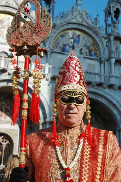 Röd mask på karnevalen i Venedig, Italien, 2011 — Stockfoto