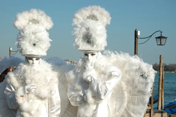 Två masker - vita änglar på karnevalen i Venedig 2011 — Stockfoto