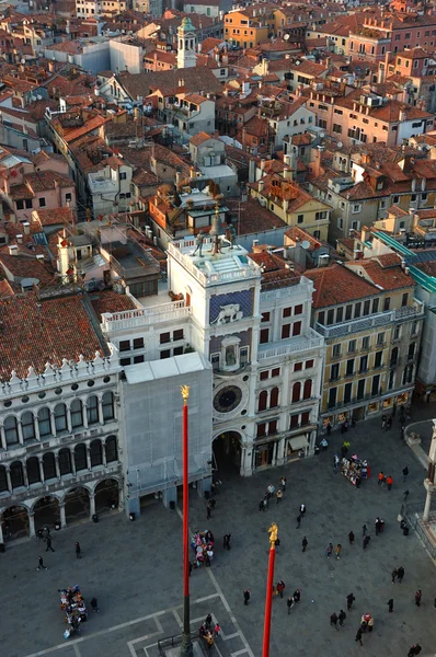 Berömda venetianska San mark torget med klocktornet — Stockfoto