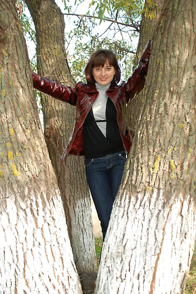 Dívka u stromu — Stock fotografie