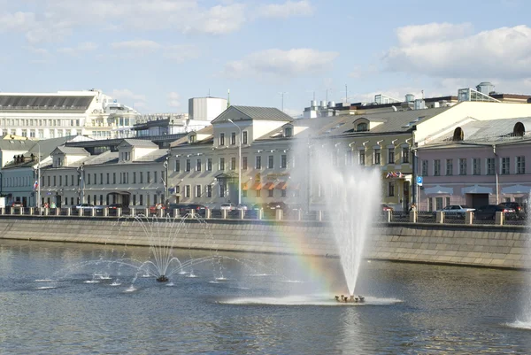 Fontána na řece v Moskvě — Stock fotografie