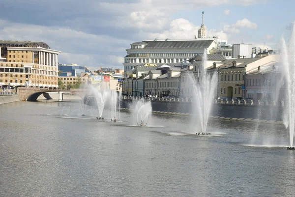 Фонтан на реке в Москве — стоковое фото
