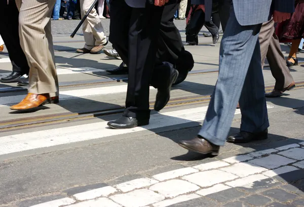 Crowd crossing — Stock Photo, Image