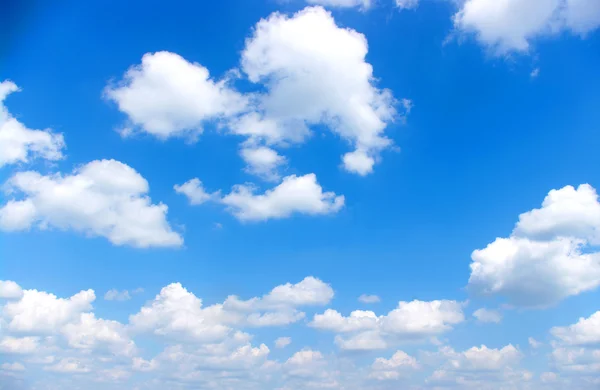 Белые облака — стоковое фото