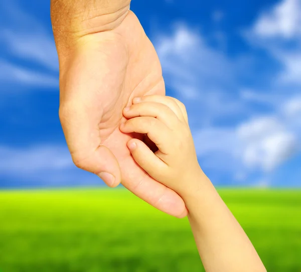Kind Hält Die Hand Des Vaters Auf Dem Feld — Stockfoto