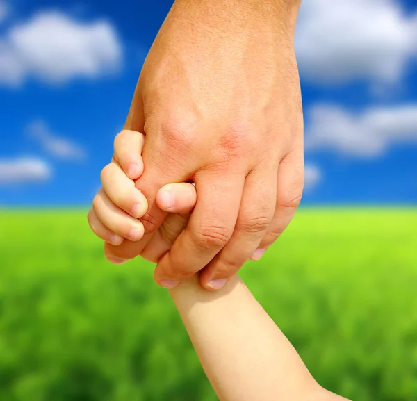 Dziecko Trzyma Ręce Ojca Pole — Zdjęcie stockowe