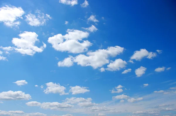 Sininen Taivas Tausta Valkoiset Pilvet — kuvapankkivalokuva