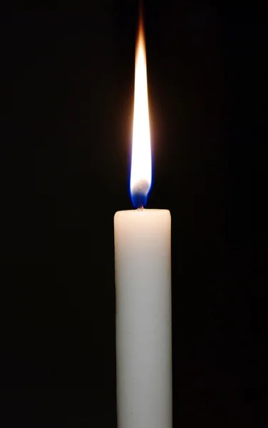 在黑色背景上隔绝的燃烧的蜡烛 — 图库照片