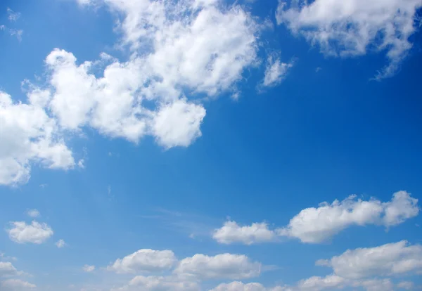 Blauwe Lucht Achtergrond Met Witte Wolken Rechtenvrije Stockafbeeldingen