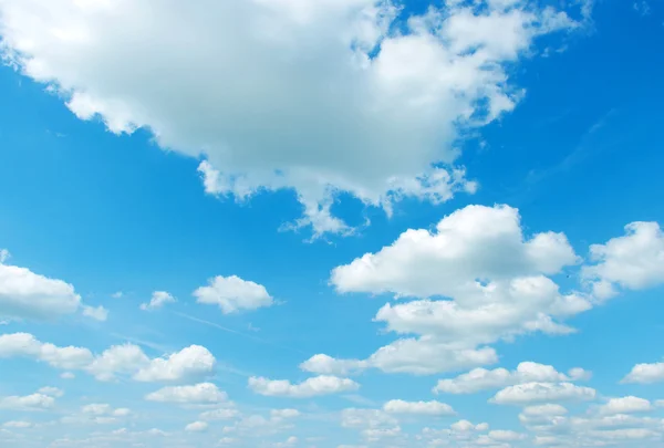 Blauwe Lucht Achtergrond Met Witte Wolken — Stockfoto