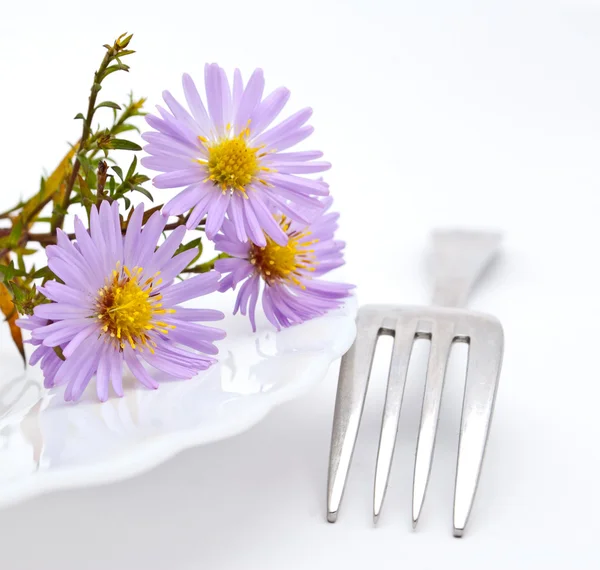 Flores e garfo isolado em um fundo branco — Fotografia de Stock