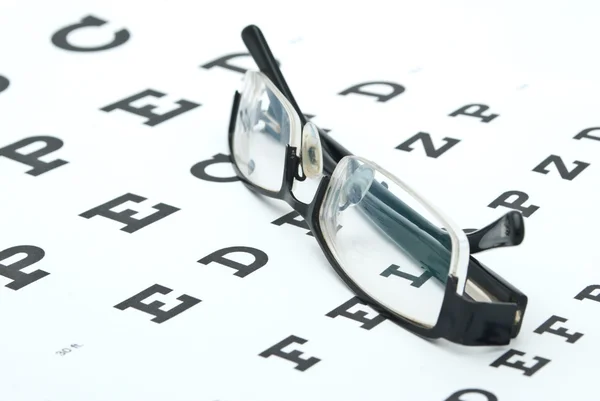 Óculos com gráfico ocular isolado em branco — Fotografia de Stock