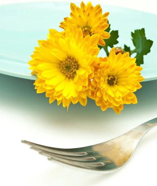 Flowers, plate and fork — Stock Photo, Image