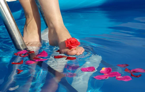 Bein im Pool — Stockfoto