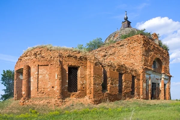 Разрушенная церковь — стоковое фото