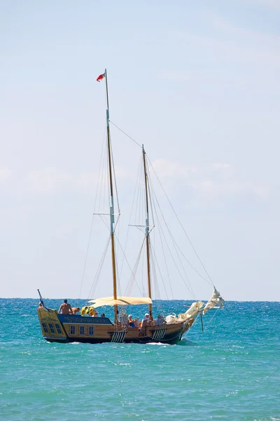 Лодка Спущенными Парусами Воде Черного Моря — стоковое фото
