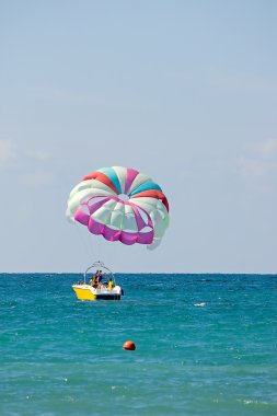 arka plan gökyüzü ve ufuk üzerinde parasailing için paraşüt ile Motorlu tekne.